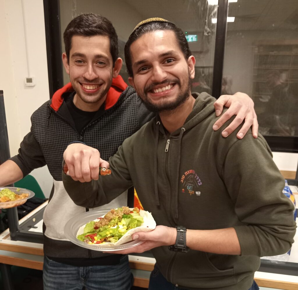 JLIC Technion students enjoying tacos at the event featuring Rabbi Professor Sam Lebens