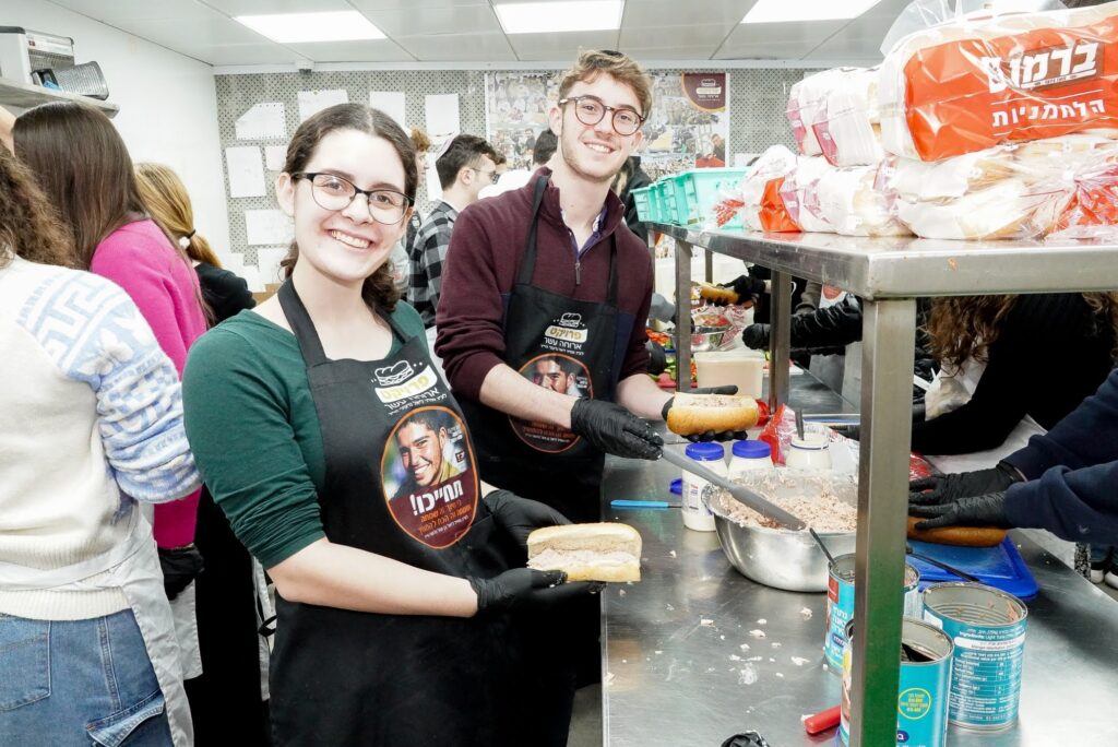 JLIC Students preparing sandwiches for needy children at Chabad Katamon during the January 2024 Israel Winter Break Mission