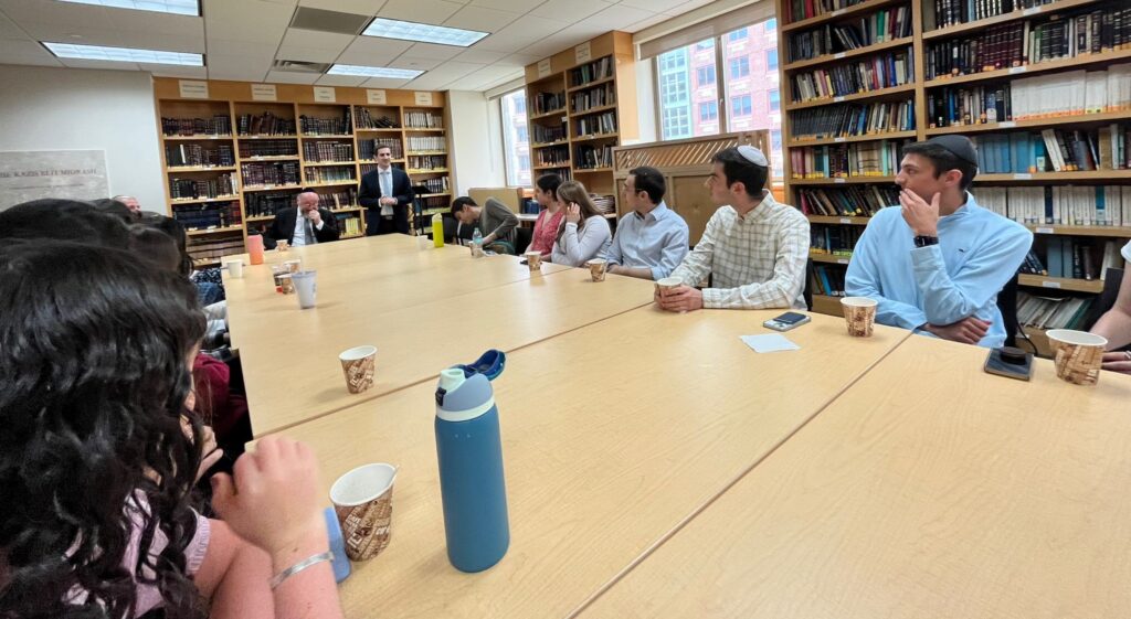 Rabbi Elie Buechler Hosts Chief Rabbi Mirvis at Columbia University and meets with JLIC students. 