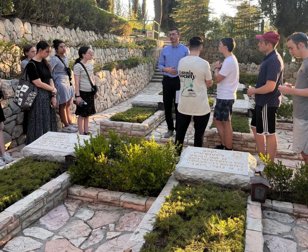 JLIC Summer students on the Ascend programing visit Har Herzl to pay respect to fallen heros.