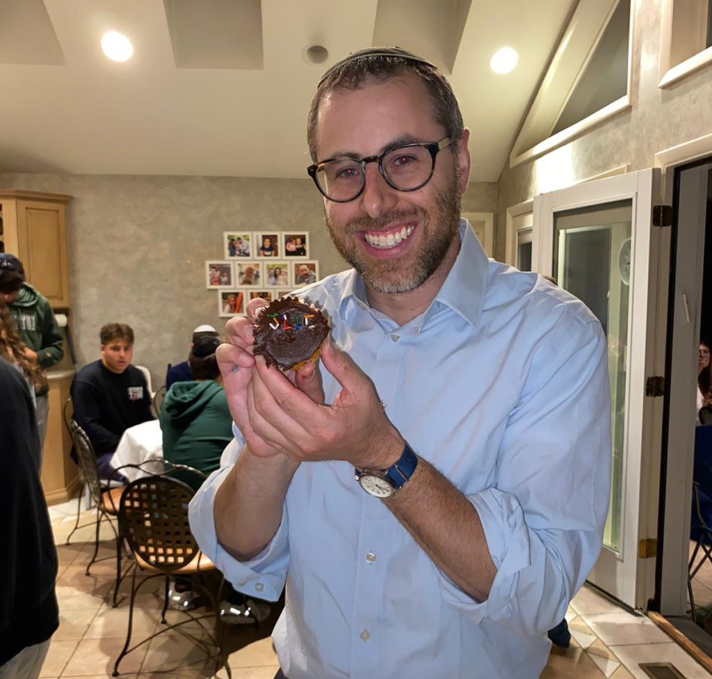 Rav Jared at the cupcake making event at JLIC at Binghamton University 