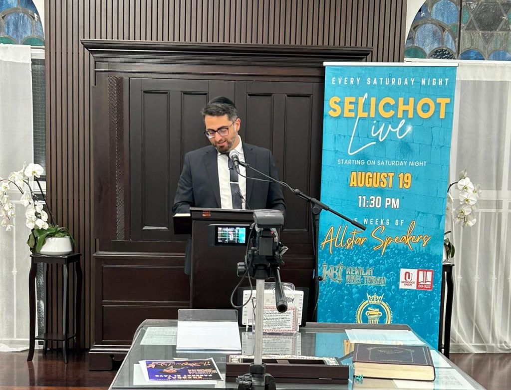 Rabbi Najibi addressing the crowd at Selichot Live in 2023