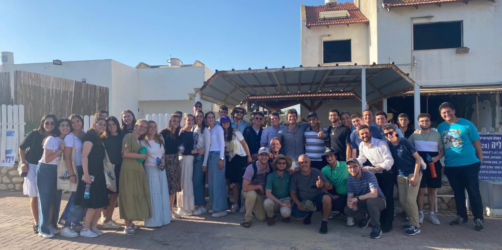 A group picture of the JLIC Summer program group visiting the south