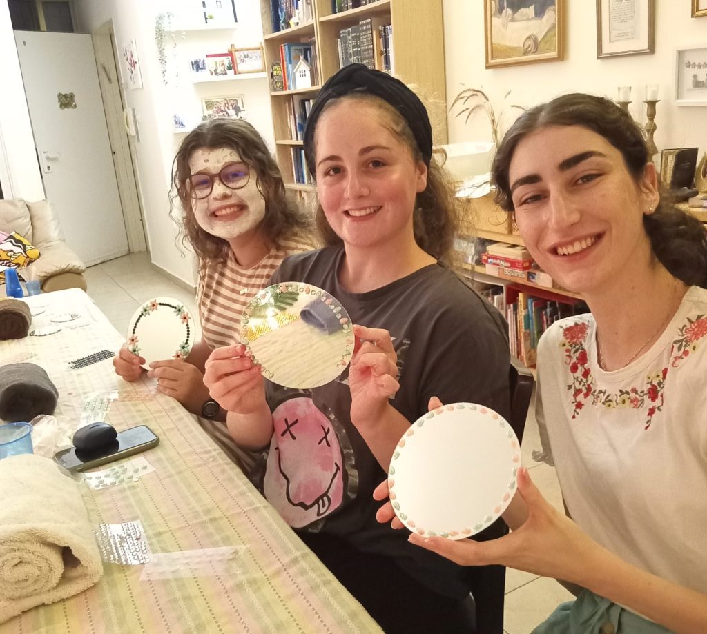 JLIC Technion students creating their mirrors at the spa night event