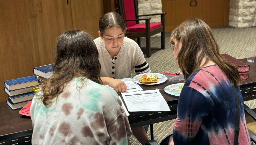 Female Yachad and JLIC students at the Rutgers JLIC Open Beit Midrash