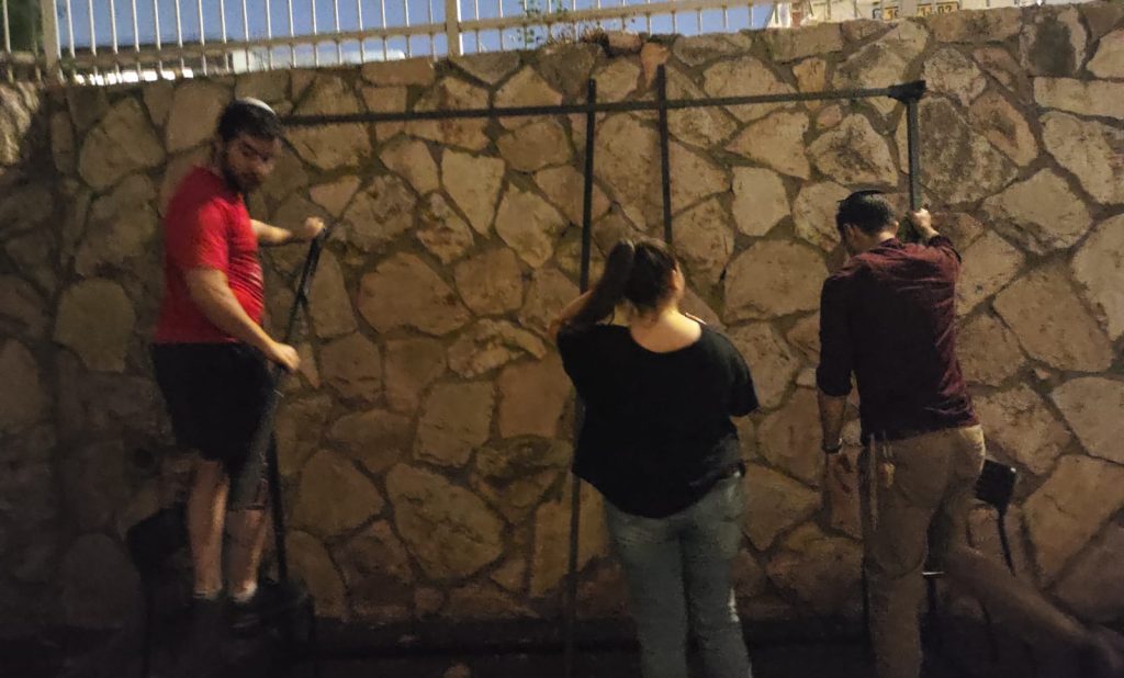 JLIC community members building a sukkah