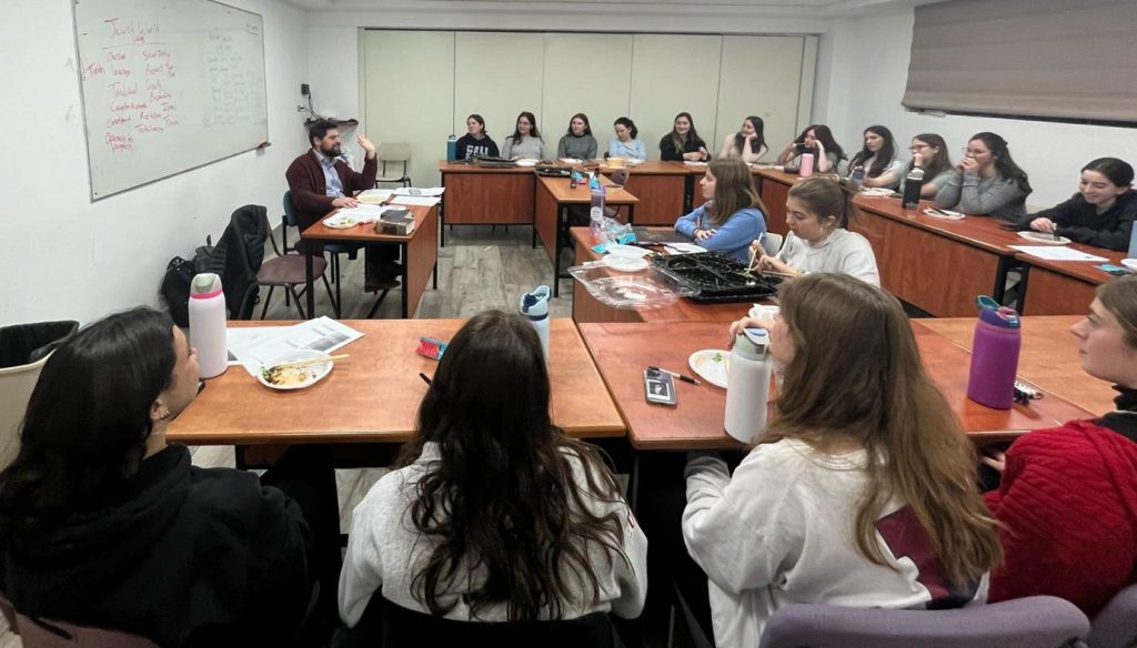 Yavneh B'Aretz group of women in a training session