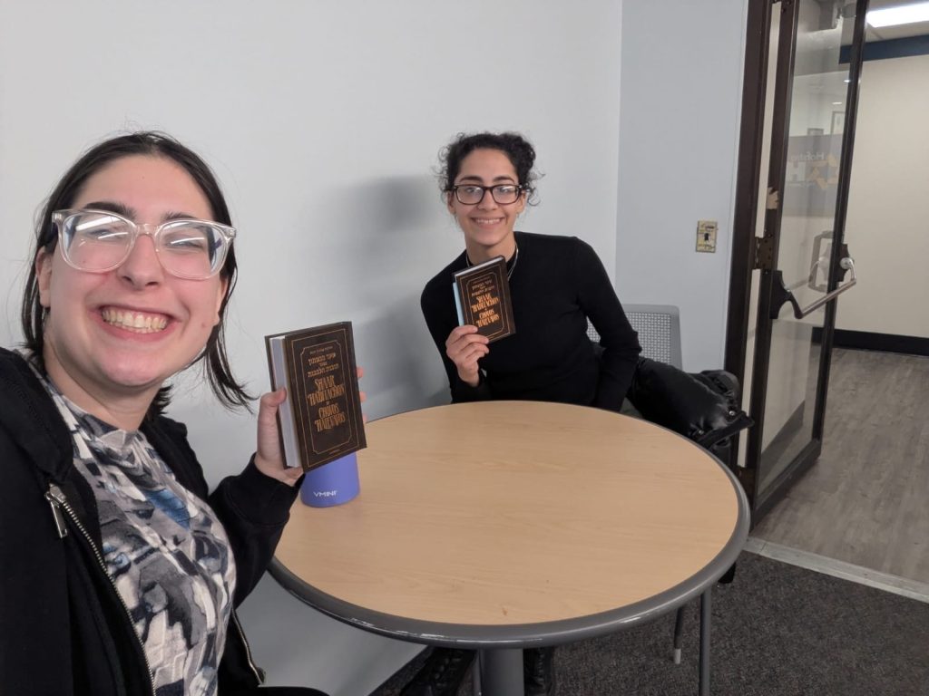 2 female JLIC student participants in the Sefarim Connect program learning together 