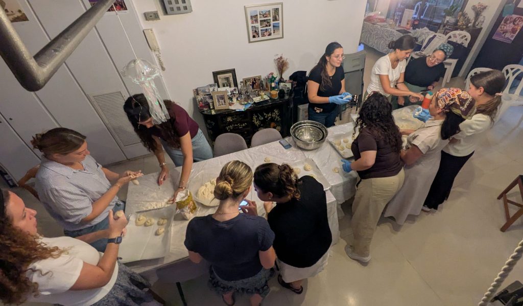 A group of JLIC TLV women baked 250 loaves of challah